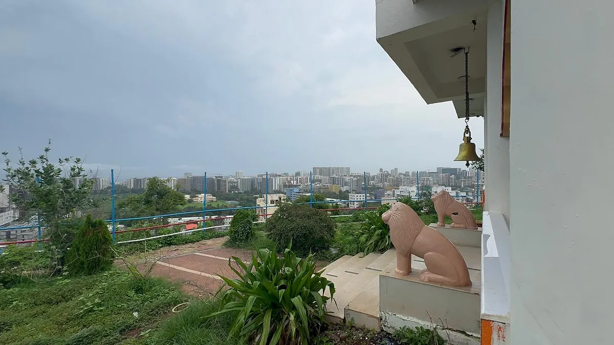 Monolith in the Mumbai City: Gilbert Hill & My Half-Ticket Adventure