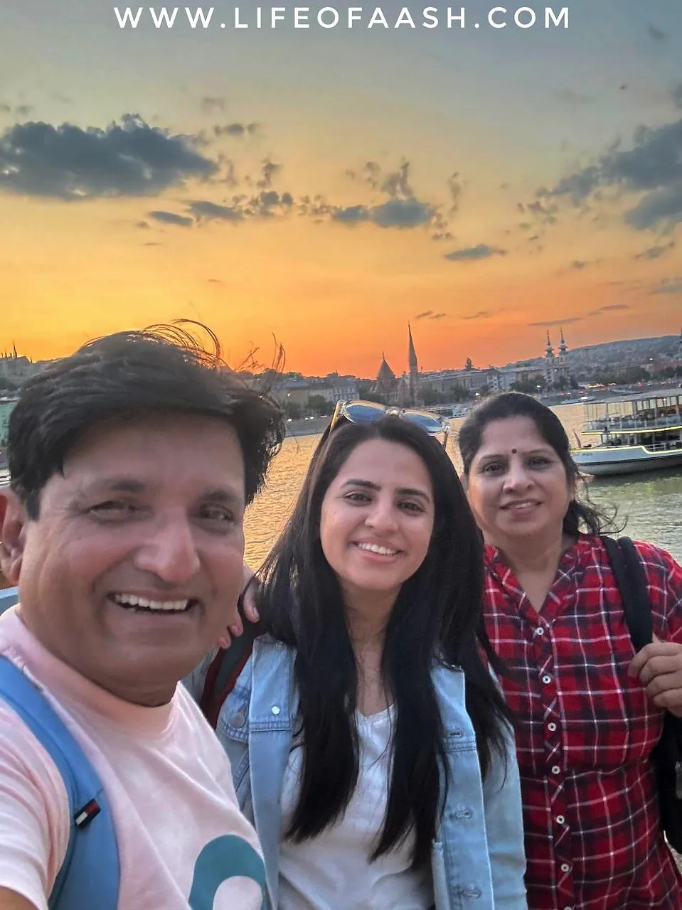 बुडापेस्ट में एक शाम- चेन ब्रिज | डेन्यूब नदी के किनारे बिखरे जूते | हंगरी संसद भवन