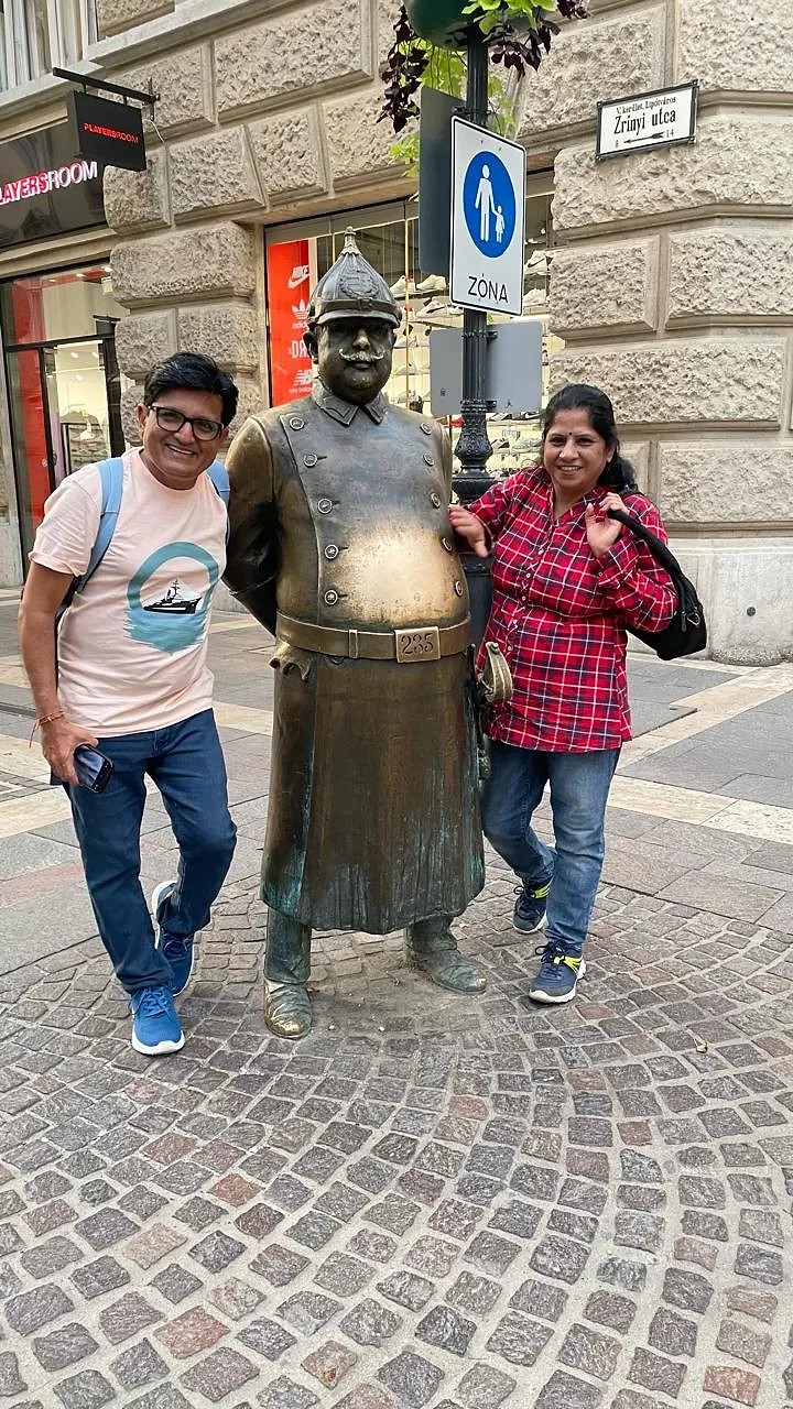 बुडापेस्ट में एक शाम- चेन ब्रिज | डेन्यूब नदी के किनारे बिखरे जूते | हंगरी संसद भवन