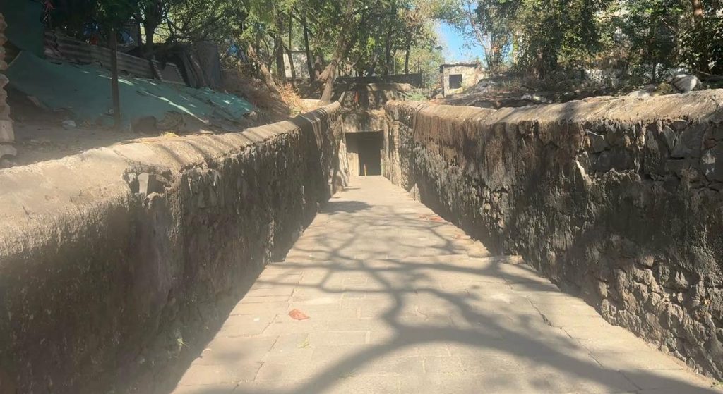 Just a unnoticeable entrance gate of Jogeshwari caves